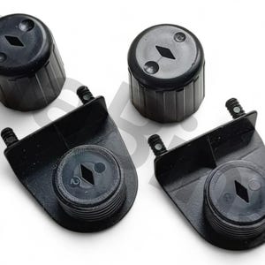 Op de afbeelding: Een bovenaanzicht van vier zwarte kunststof componenten. Twee zijn cilindrisch met een ruitvormige inkeping aan de bovenkant. De andere twee zijn plat met een cirkelvormige component en een ruitvormige inkeping. Op een witte achtergrond.