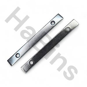 Puede incluir: Un juego de tres tazas de cerámica con un acabado mate moteado. Las tazas son en tonos crema, gris claro y gris oscuro. Cada taza tiene un diseño simple y minimalista, ideal para café o té.