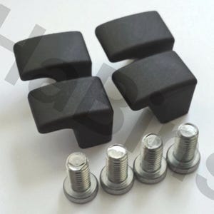 Op de afbeelding: Vier zwarte kastknoppen met een vierkant ontwerp en een gebogen handvat. De knoppen worden vergezeld door vier zilveren schroeven. De hardware is waarschijnlijk voor meubels of kasten.