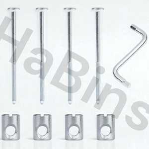 Puede incluir: Un kit de hardware con cuatro pernos largos plateados con vástagos roscados y cabezas redondeadas, cuatro tuercas cilíndricas plateadas y una llave Allen plateada, sobre un fondo blanco.