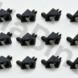 Może przedstawiać: Zestaw dwunastu czarnych plastikowych wsporników narożnych do mebli ze śrubami. Każdy wspornik ma trójkątny kształt, zaokrąglone przedłużenie i małe wypustki. Śruby są srebrne.