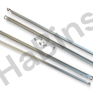 Könnte beinhalten: Draufsicht auf vier silberne Metallstangen mit Montagehalterungen und mehreren kleinen Schrauben und Muttern. Die Stangen sind gerade und haben ein rechteckiges Profil. Die Hardware scheint neu zu sein.