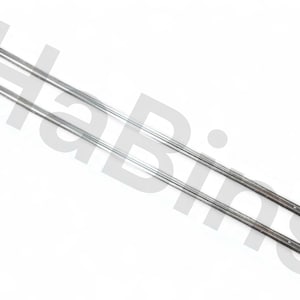 Op de afbeelding: Twee zilverkleurige metalen staven, lichtjes schuin, tegen een witte achtergrond. De staven zijn recht met een afgeplat uiteinde aan één kant. De afbeelding is goed verlicht en benadrukt de metaalglans van de staven.