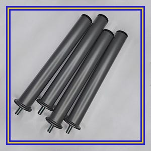 Puede incluir: Cuatro patas de mesa de metal gris con tapas negras y extremos roscados. Cada pata es cilíndrica y tiene una base ensanchada. Las patas están dispuestas diagonalmente sobre un fondo blanco.