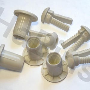 以下が含まれることがあります： ベージュ色のプラスチック製留め具のコレクション。 幅広のフランジとねじ山付きの内部を備えた円筒形インサートと、溝付きシャフトを備えたロッキングクリップが含まれています。 これらの留め具は、安全な取り付けのために設計されています。