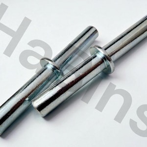 Könnte beinhalten: Nahaufnahme von drei silberfarbenen Metalldübeln. Jeder Stift hat einen zylindrischen Körper und einen etwas breiteren, kreisförmigen Kopf. Die Stifte sind diagonal angeordnet, wobei ihre glänzenden Oberflächen das Licht reflektieren. Diese werden wahrscheinlich in der Holzbearbeitung oder im Bauwesen verwendet.