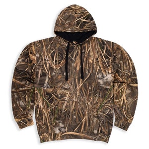 Op de afbeelding: Een bruine en tan camouflage hoodie met een zwarte trekkoord en capuchon.