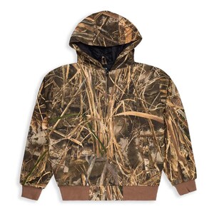 Puede incluir: Una chaqueta con capucha de camuflaje marrón y verde con cierre de cremallera y puños y cintura de canalé marrones.