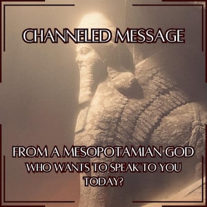 Peut inclure: Une image sépia représentant une statue en pierre d'un lamassu ailé avec une tête humaine et un corps de taureau. Le texte CHANNELED MESSAGE figure en haut, et FROM A MESOPOTAMIAN GOD WHO WANTS TO SPEAK TO YOU TODAY? est inscrit en bas.