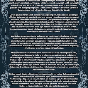 K&ouml;nnte beinhalten: Dunkelblaues Kartendokument mit dekorativem floralen Rand und Text. Der Text beschreibt einen Channeling-Nachrichtendienst, der Seitenl&auml;nge, Fragen pro Absatz und Schriftgr&ouml;&szlig;enoptionen detailliert.