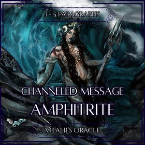 Könnte beinhalten: Illustration von Amphitrite, einer meerjungfrauenartigen Figur, die einen Dreizack hält, mit dem Text "CHANNELED MESSAGE AMPHITRITE" und "Vitalii's Oracle". Der Hintergrund zeigt einen stürmischen Ozean mit Wellen.