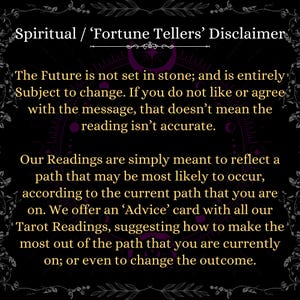 K&ouml;nnte beinhalten: Schwarzer Hintergrund mit dem Text "Spiritual / 'Fortune Tellers' Disclaimer". Der Text erkl&auml;rt, dass die Zukunft ver&auml;nderlich ist und Lesungen einen wahrscheinlichen Weg widerspiegeln. Er erw&auml;hnt auch eine "Advice"-Karte mit Tarot-Lesungen.