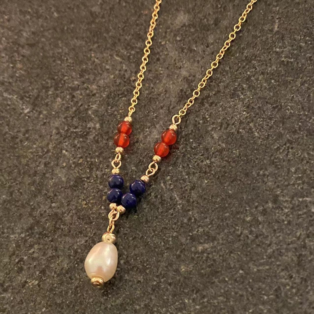 Collana Bella e la Bestia in resina con ciondolo, idea regalo