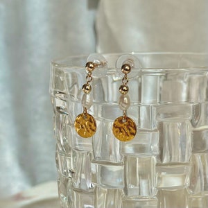 Freshwater Pearl Earrings, Hammered Discs, Baroque Pearl, Summer Jewelry, 14K Gold Filled Earrings, Gift for her