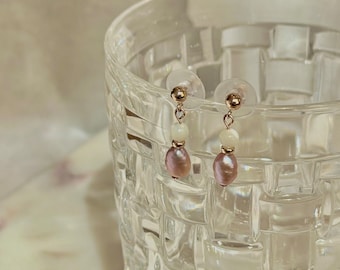 Pendientes de perla rosa barroca: pendientes colgantes rellenos de oro de 14 quilates