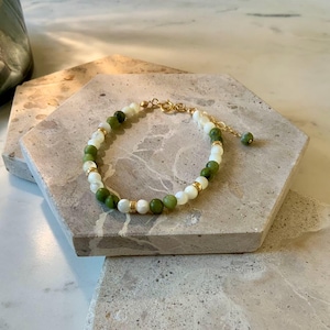 4mm Jade and Mother of Pearl Beaded Bracelet, 14K Gold Filled Bracelet, Bridal Bracelet, Minimalist Bracelet, Green Jade, Gift for her/him