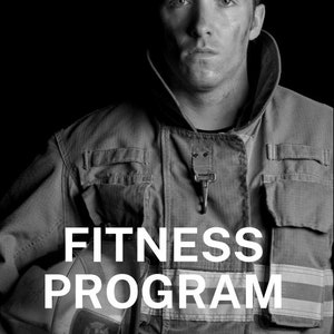 Peut inclure: Une photo en noir et blanc d'un pompier portant une veste ignifuge avec le texte "FITNESS PROGRAM" en lettres blanches.