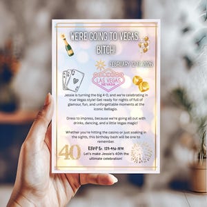 Puede incluir: Una invitación con temática de Las Vegas con el texto "WE'RE GOING TO VEGAS, BITCH!" y "FEBRUARY 12-17 2026". La invitación incluye ilustraciones de naipes, champán y el letrero de Las Vegas. Es un anuncio de una celebración de 40 cumpleaños.