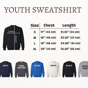 K&ouml;nnte beinhalten: Gr&ouml;&szlig;entabelle f&uuml;r Jugend-Sweatshirt mit Ma&szlig;en in Zoll und Zentimetern. Die Tabelle zeigt die Gr&ouml;&szlig;en S, M, L und XL mit den entsprechenden Brust- und L&auml;ngenma&szlig;en. Der Pullover ist in Marine, Dunkelgrau meliert, Royalblau, Wei&szlig;, Schwarz und Sportgrau erh&auml;ltlich.