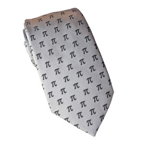 Puede incluir: Una corbata de seda gris con un patr&oacute;n repetido de s&iacute;mbolos pi negros.