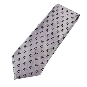 Puede incluir: Una corbata de seda gris con un patr&oacute;n repetido de s&iacute;mbolos pi negros.
