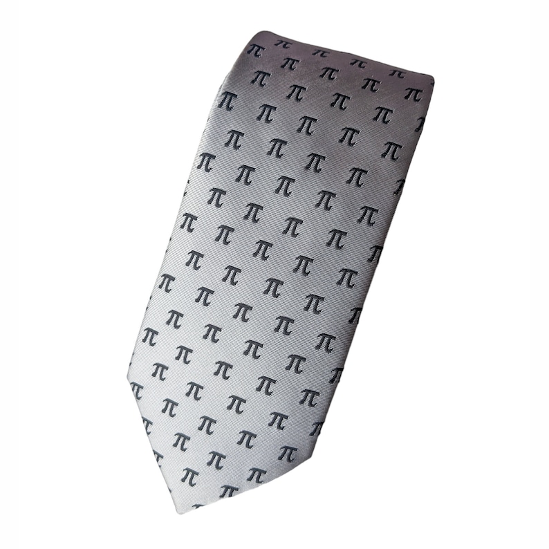 Puede incluir: Una corbata de seda gris con un patr&oacute;n repetido de s&iacute;mbolos pi negros.