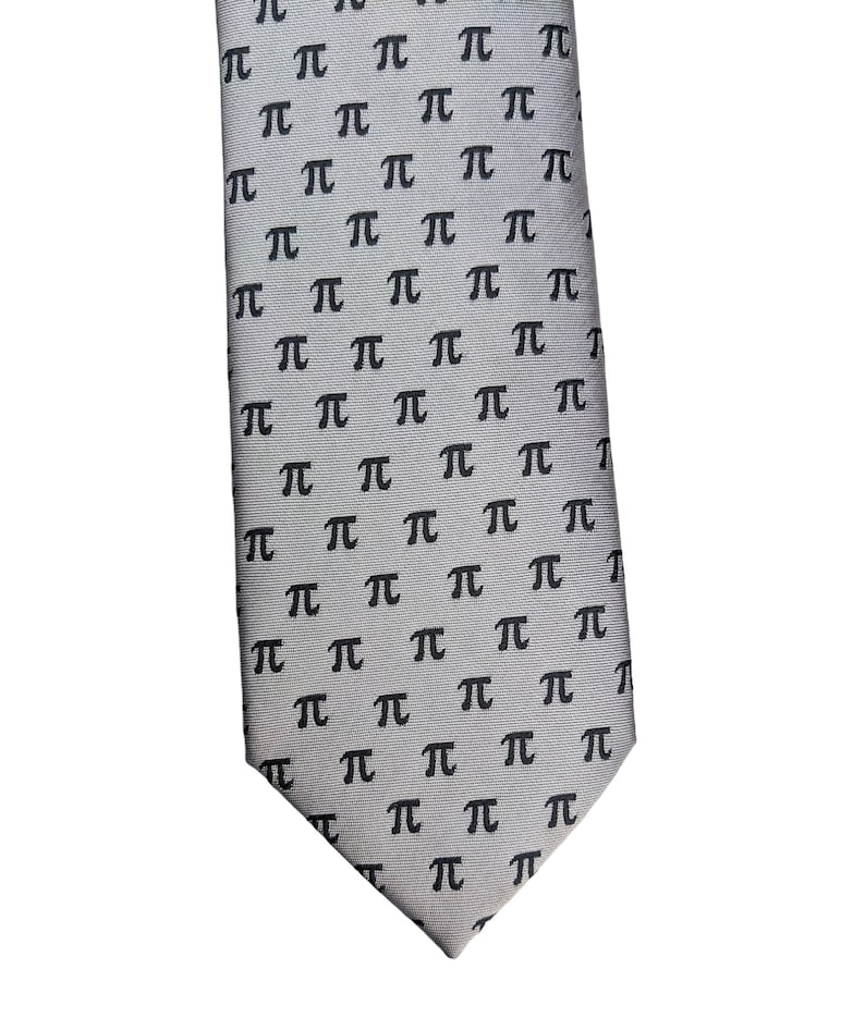 Puede incluir: Una corbata de seda gris con un patr&oacute;n repetido de s&iacute;mbolos pi negros.