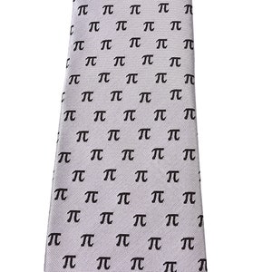 Puede incluir: Una corbata de seda gris con un patr&oacute;n repetido de s&iacute;mbolos pi negros.