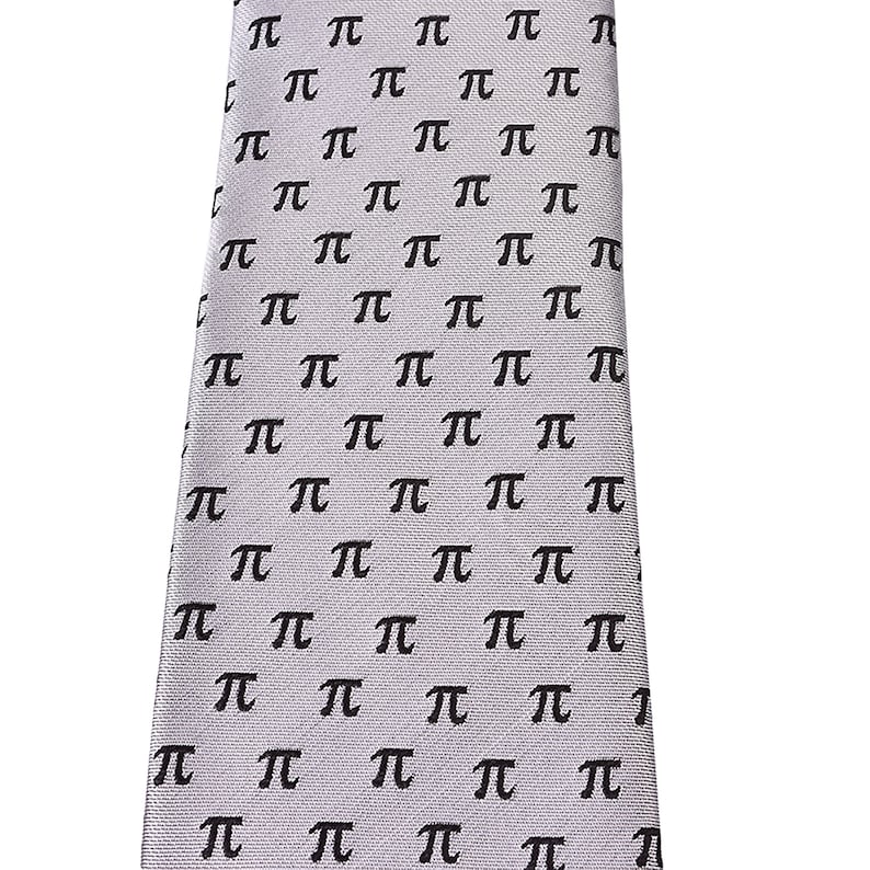 Puede incluir: Una corbata de seda gris con un patr&oacute;n repetido de s&iacute;mbolos pi negros.