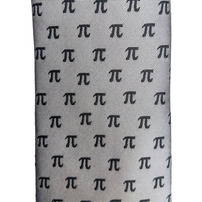 Puede incluir: Una corbata de seda gris con un patr&oacute;n negro repetido del s&iacute;mbolo matem&aacute;tico pi.