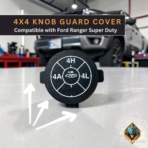 Könnte beinhalten: Eine schwarze, kreisförmige 4X4-Knopfschutzabdeckung mit weißen Markierungen für die Einstellungen 4H, 4A und 4L sowie einem LKW-Symbol in der Mitte. Der Text 4X4 KNOB GUARD COVER Compatible with Ford Ranger Super Duty steht darüber.