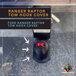 Könnte beinhalten: Schwarze Abschlepphakenabdeckung mit rotem "R"-Logo. Die Abdeckung ist für einen Ford Ranger Raptor konzipiert. Der Text auf dem Bild lautet "RANGER RAPTOR TOW HOOK COVER" und "FORD RANGER RAPTOR TOW HOOK COVER."
