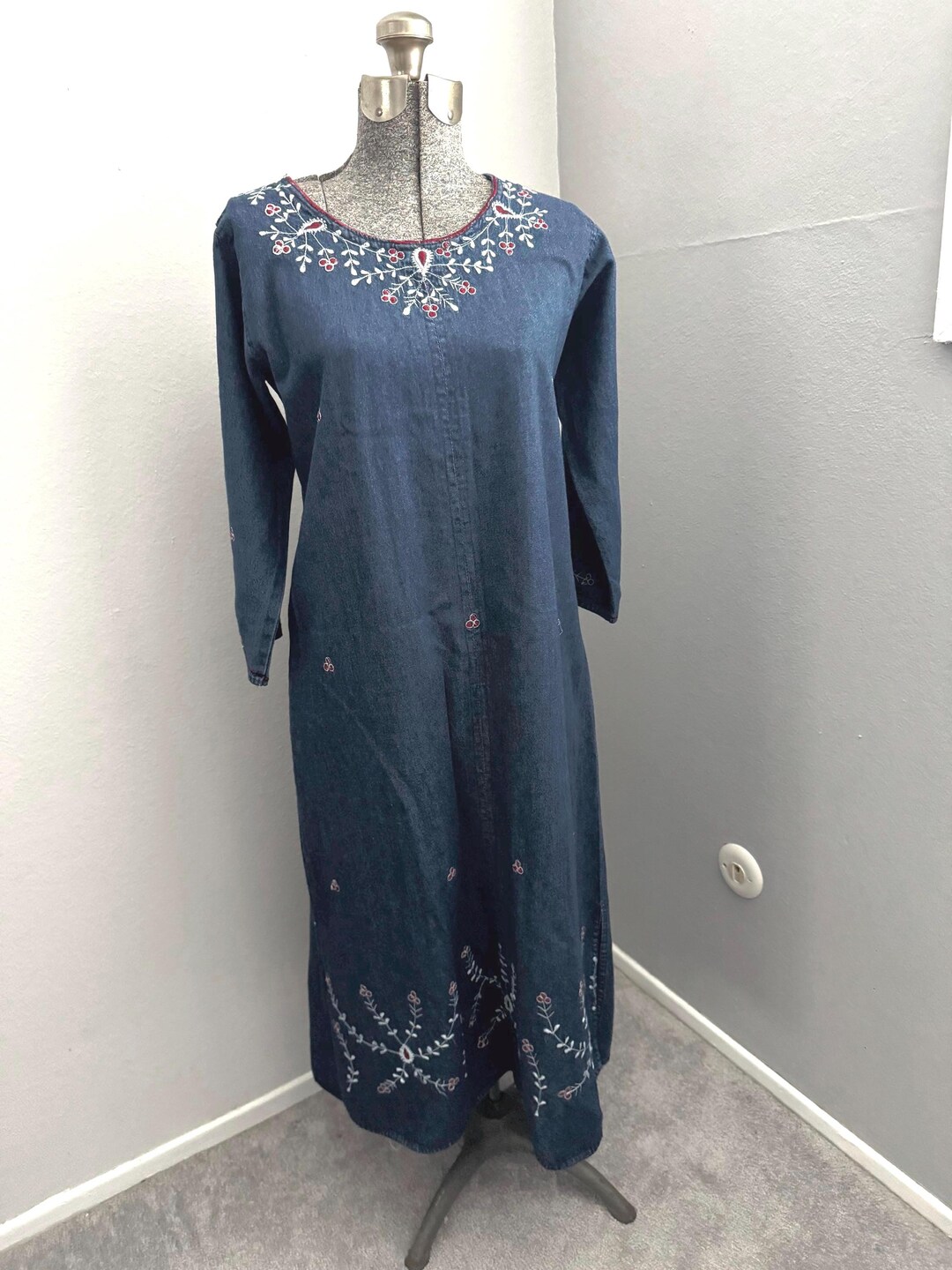Elegant Retro Embroidered Maxi Dress with Tassels main image 1