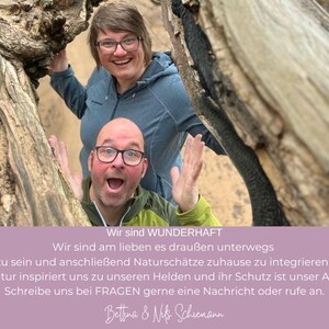 May include: A couple smiles for the camera while peeking through a tree trunk. The text below reads "Wir sind WUNDERHAFT. Wir sind am lieben es drau&szlig;en unterwegs zu sein und anschlie&szlig;end Natursch&auml;tze zuhause zu integrieren. Die Natur inspiriert uns zu unseren Helden und ihr Schutz ist unser Antrieb. Schreibe uns bei FRAGEN gerne eine Nachricht oder rufe an. Bettina & Nils Schiemann."