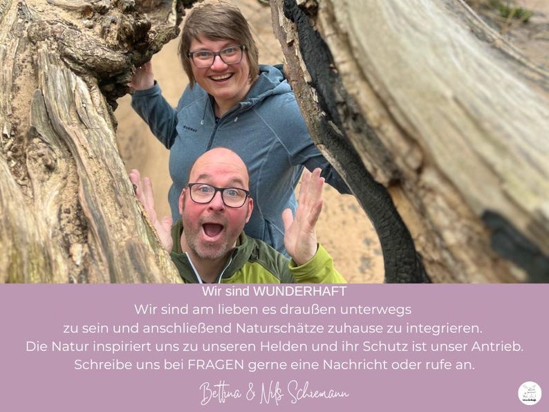 May include: A couple smiles for the camera while peeking through a tree trunk. The text below reads "Wir sind WUNDERHAFT. Wir sind am lieben es drau&szlig;en unterwegs zu sein und anschlie&szlig;end Natursch&auml;tze zuhause zu integrieren. Die Natur inspiriert uns zu unseren Helden und ihr Schutz ist unser Antrieb. Schreibe uns bei FRAGEN gerne eine Nachricht oder rufe an. Bettina & Nils Schiemann."