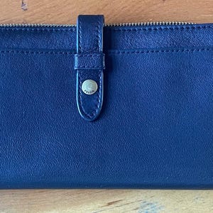Cartera delgada de cuero negro Fossil (excelente estado)
