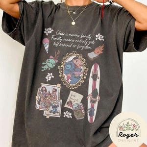 K&ouml;nnte beinhalten: Dunkelgraues T-Shirt mit dem Text "Ohana means family, Family means nobody gets left behind or forgotten" und Illustrationen von Charakteren und Szenen aus einem beliebten Zeichentrickfilm.