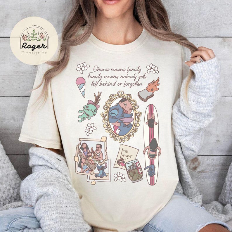 K&ouml;nnte beinhalten: Cremefarbenes T-Shirt mit einer Collage aus Cartoon-Illustrationen und dem Text "Ohana means family. Family means nobody gets left behind or forgotten." Das Design umfasst Charaktere, ein gerahmtes Bild und ein Surfbrett. Das Shirt hat eine lockere Passform.
