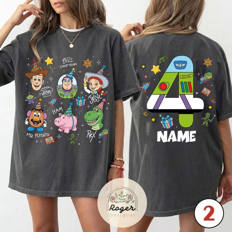 Puede incluir: Camiseta gris oscuro con personajes de Toy Story. La parte delantera muestra a Woody, Buzz Lightyear, Jessie, Sr. Potato, Ham y Rex. La parte trasera tiene un gran n&uacute;mero 4 y la palabra "NAME".