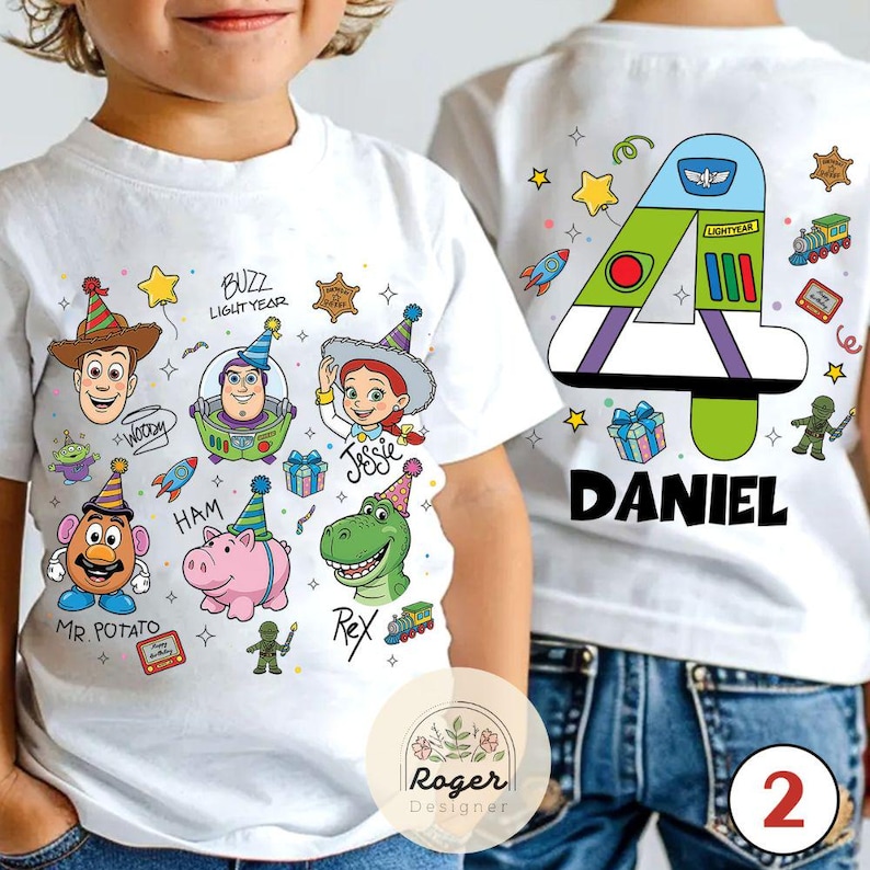 Puede incluir: Camisetas blancas con gr&aacute;ficos coloridos de personajes de Toy Story. Una camiseta presenta a Woody, Buzz Lightyear, Jessie, Sr. Potato, Ham y Rex. La otra camiseta tiene un gran n&uacute;mero 4 con "DANIEL" debajo y gr&aacute;ficos tem&aacute;ticos de Toy Story.
