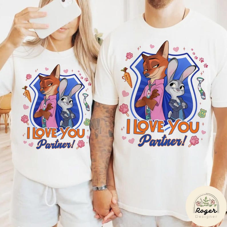 Pu&ograve; includere: T-shirt bianche con un design a cartoni animati di volpe e coniglio e la scritta "I Love You Partner!". Il design include uno scudo blu, carote, impronte di zampe e cravatte. Le magliette sono probabilmente abbigliamento per coppie.