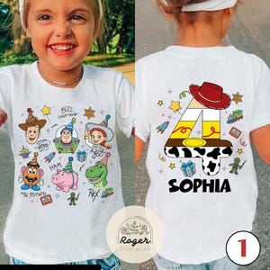 Puede incluir: Camiseta blanca con personajes de Toy Story, como Woody y Buzz Lightyear. La parte trasera muestra el n&uacute;mero 4 con un sombrero de vaquero y el nombre "Sophia". Ideal para un cumplea&ntilde;os infantil.