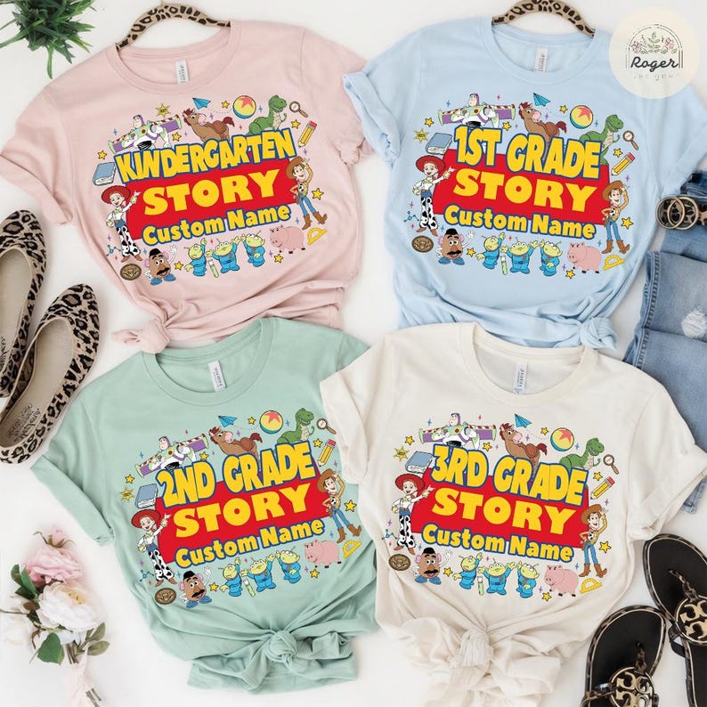 Pu&ograve; includere: Quattro magliette a maniche corte dai colori pastello: rosa, azzurro, verde menta e crema. Ogni maglietta presenta una grafica colorata con il testo "Kindergarten Story", "1st Grade Story", "2nd Grade Story" e "3rd Grade Story" con spazio per un nome personalizzato.
