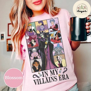 Puede incluir: Camiseta rosa con un collage de villanos de Disney, incluyendo Mal&eacute;fica, &Uacute;rsula, Cruella de Vil, y m&aacute;s. El texto "In My Villains Era" est&aacute; impreso en la parte inferior de la camiseta.