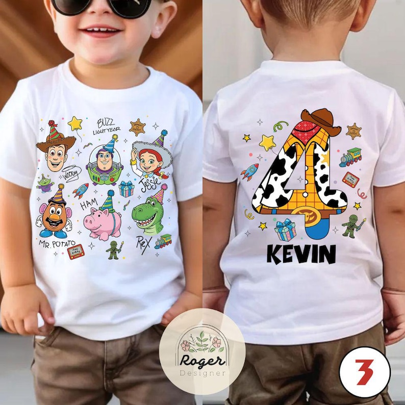 Puede incluir: Camiseta blanca con personajes de Toy Story en la parte delantera, incluyendo a Woody y Buzz Lightyear. La parte trasera muestra el n&uacute;mero 4 con un sombrero de vaquero, el nombre "KEVIN" y otros gr&aacute;ficos. Una divertida camiseta de cumplea&ntilde;os.