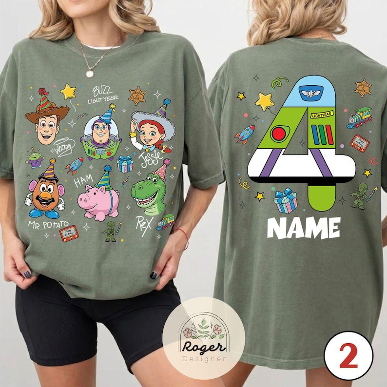 Puede incluir: Camiseta verde oliva con personajes de dibujos animados de Toy Story. La parte delantera muestra a Woody, Buzz Lightyear, Jessie, Sr. Potato, Ham y Rex. La parte trasera muestra un gran n&uacute;mero 4 con un dise&ntilde;o de Buzz Lightyear y la palabra "NAME".
