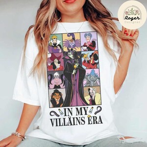 Puede incluir: Camiseta blanca con un gr&aacute;fico colorido de villanos de Disney. El gr&aacute;fico presenta a Mal&eacute;fica, &Uacute;rsula, Cruella de Vil y otros. El texto "In My Villains Era" est&aacute; impreso debajo del gr&aacute;fico.