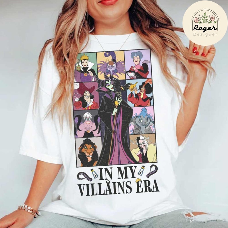 Puede incluir: Camiseta blanca con un gr&aacute;fico colorido de villanos de Disney. El gr&aacute;fico presenta a Mal&eacute;fica, &Uacute;rsula, Cruella de Vil y otros. El texto "In My Villains Era" est&aacute; impreso debajo del gr&aacute;fico.
