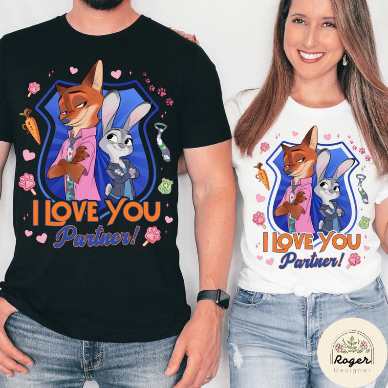 Pu&ograve; includere: T-shirt bianche e nere con un design a cartoni animati di volpe e coniglio e la scritta "I Love You Partner!". Il design include uno scudo blu, carote, impronte di zampe e una cravatta.