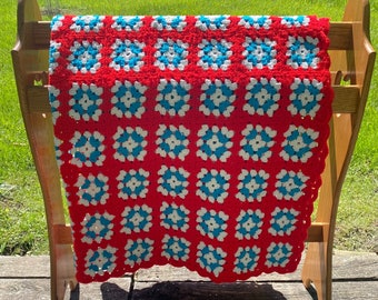 Coperta afgana all'uncinetto vintage anni '70 rossa, bianca e blu con quadrati della nonna 52x57 pollici